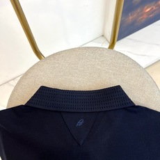 BERLUTI 布鲁提、2026春夏新品短袖Polo衫全新登场,以奢华面料与匠心工艺重塑经典男装美学。采用高支双丝光棉面 BERLUTI 布鲁提、2026春夏新品短袖Polo衫全新登场,以奢华面料与匠心工艺重塑经典男装美学。采用高支双丝光棉面