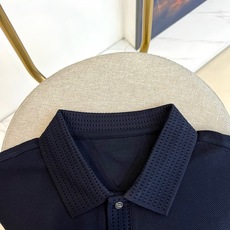 BERLUTI 布鲁提、2026春夏新品短袖Polo衫全新登场,以奢华面料与匠心工艺重塑经典男装美学。采用高支双丝光棉面 BERLUTI 布鲁提、2026春夏新品短袖Polo衫全新登场,以奢华面料与匠心工艺重塑经典男装美学。采用高支双丝光棉面