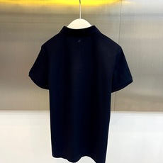 BERLUTI 布鲁提、2026春夏新品短袖Polo衫全新登场,以奢华面料与匠心工艺重塑经典男装美学。采用高支双丝光棉面 BERLUTI 布鲁提、2026春夏新品短袖Polo衫全新登场,以奢华面料与匠心工艺重塑经典男装美学。采用高支双丝光棉面