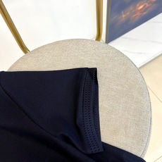 BERLUTI 布鲁提、2026春夏新品短袖Polo衫全新登场,以奢华面料与匠心工艺重塑经典男装美学。采用高支双丝光棉面 BERLUTI 布鲁提、2026春夏新品短袖Polo衫全新登场,以奢华面料与匠心工艺重塑经典男装美学。采用高支双丝光棉面