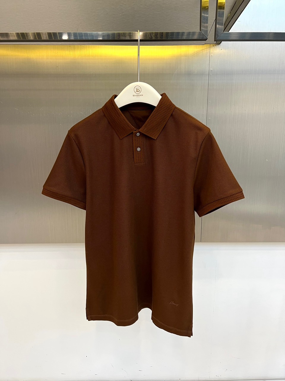 BERLUTI 布鲁提、2026春夏新品短袖Polo衫全新登场，以奢华面料与匠心工艺重塑经典男装美学。采用高支双丝光棉面