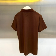 BERLUTI 布鲁提、2026春夏新品短袖Polo衫全新登场,以奢华面料与匠心工艺重塑经典男装美学。采用高支双丝光棉面 BERLUTI 布鲁提、2026春夏新品短袖Polo衫全新登场,以奢华面料与匠心工艺重塑经典男装美学。采用高支双丝光棉面