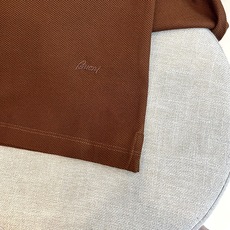 BERLUTI 布鲁提、2026春夏新品短袖Polo衫全新登场,以奢华面料与匠心工艺重塑经典男装美学。采用高支双丝光棉面 BERLUTI 布鲁提、2026春夏新品短袖Polo衫全新登场,以奢华面料与匠心工艺重塑经典男装美学。采用高支双丝光棉面