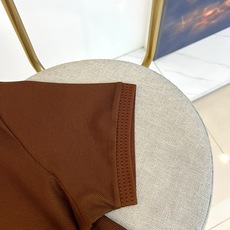 BERLUTI 布鲁提、2026春夏新品短袖Polo衫全新登场,以奢华面料与匠心工艺重塑经典男装美学。采用高支双丝光棉面 BERLUTI 布鲁提、2026春夏新品短袖Polo衫全新登场,以奢华面料与匠心工艺重塑经典男装美学。采用高支双丝光棉面