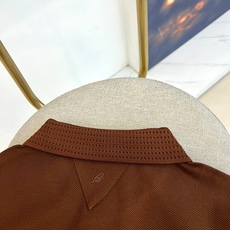 BERLUTI 布鲁提、2026春夏新品短袖Polo衫全新登场,以奢华面料与匠心工艺重塑经典男装美学。采用高支双丝光棉面 BERLUTI 布鲁提、2026春夏新品短袖Polo衫全新登场,以奢华面料与匠心工艺重塑经典男装美学。采用高支双丝光棉面