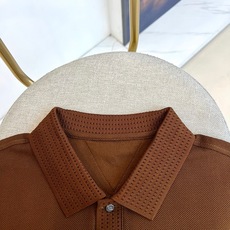 BERLUTI 布鲁提、2026春夏新品短袖Polo衫全新登场,以奢华面料与匠心工艺重塑经典男装美学。采用高支双丝光棉面 BERLUTI 布鲁提、2026春夏新品短袖Polo衫全新登场,以奢华面料与匠心工艺重塑经典男装美学。采用高支双丝光棉面