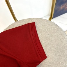 BERLUTI 布鲁提、2026春夏新品短袖Polo衫全新登场,以奢华面料与匠心工艺重塑经典男装美学。采用高支双丝光棉面 BERLUTI 布鲁提、2026春夏新品短袖Polo衫全新登场,以奢华面料与匠心工艺重塑经典男装美学。采用高支双丝光棉面