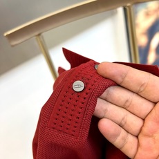 BERLUTI 布鲁提、2026春夏新品短袖Polo衫全新登场,以奢华面料与匠心工艺重塑经典男装美学。采用高支双丝光棉面 BERLUTI 布鲁提、2026春夏新品短袖Polo衫全新登场,以奢华面料与匠心工艺重塑经典男装美学。采用高支双丝光棉面