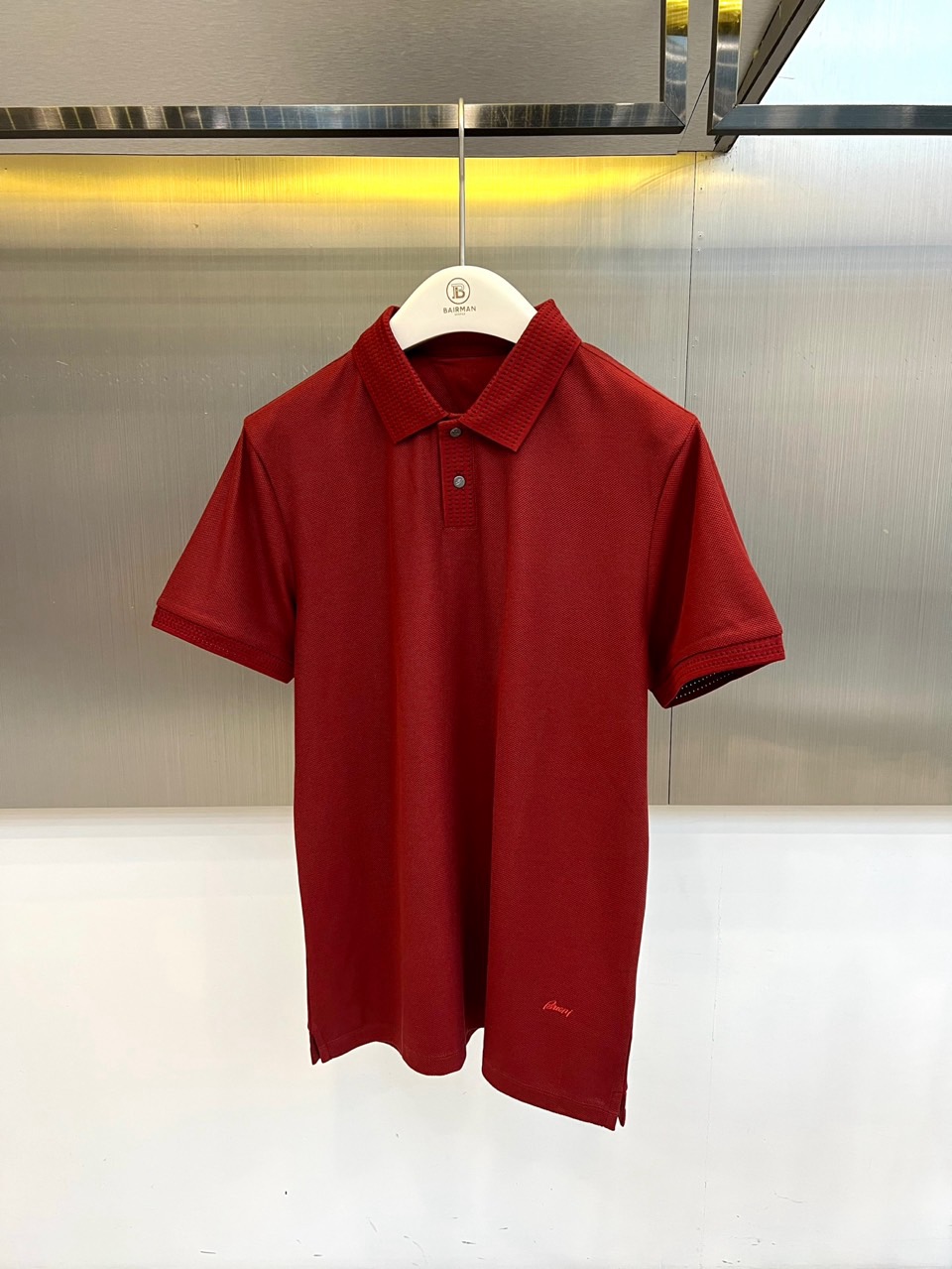 BERLUTI 布鲁提、2026春夏新品短袖Polo衫全新登场，以奢华面料与匠心工艺重塑经典男装美学。采用高支双丝光棉面