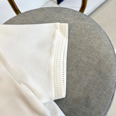 BERLUTI 布鲁提、2026春夏新品短袖Polo衫全新登场,以奢华面料与匠心工艺重塑经典男装美学。采用高支双丝光棉面 BERLUTI 布鲁提、2026春夏新品短袖Polo衫全新登场,以奢华面料与匠心工艺重塑经典男装美学。采用高支双丝光棉面