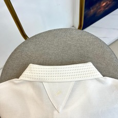 BERLUTI 布鲁提、2026春夏新品短袖Polo衫全新登场,以奢华面料与匠心工艺重塑经典男装美学。采用高支双丝光棉面 BERLUTI 布鲁提、2026春夏新品短袖Polo衫全新登场,以奢华面料与匠心工艺重塑经典男装美学。采用高支双丝光棉面