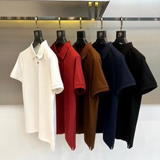 BERLUTI 布鲁提、2026春夏新品短袖Polo衫全新登场,以奢华面料与匠心工艺重塑经典男装美学。采用高支双丝光棉面 BERLUTI 布鲁提、2026春夏新品短袖Polo衫全新登场,以奢华面料与匠心工艺重塑经典男装美学。采用高支双丝光棉面