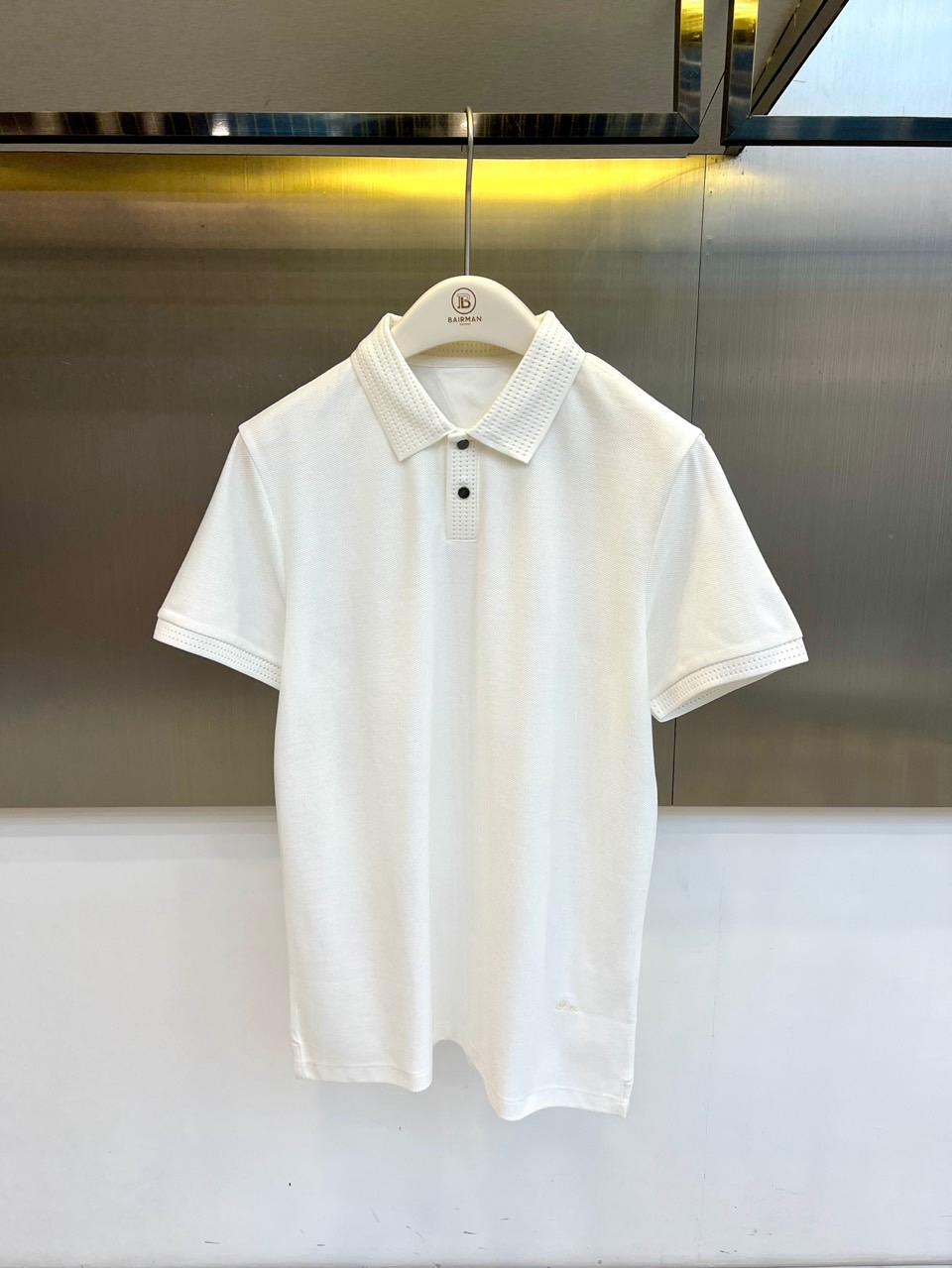 BERLUTI 布鲁提、2026春夏新品短袖Polo衫全新登场，以奢华面料与匠心工艺重塑经典男装美学。采用高支双丝光棉面