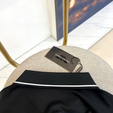 阿玛尼、2026春夏新品男士短袖POLO衫,以经典纯色为主,沉稳大气又不失时尚感,轻松适配商务、休闲等多重场合。领口与袖 阿玛尼、2026春夏新品男士短袖POLO衫,以经典纯色为主,沉稳大气又不失时尚感,轻松适配商务、休闲等多重场合。领口与袖