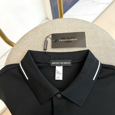 阿玛尼、2026春夏新品男士短袖POLO衫,以经典纯色为主,沉稳大气又不失时尚感,轻松适配商务、休闲等多重场合。领口与袖 阿玛尼、2026春夏新品男士短袖POLO衫,以经典纯色为主,沉稳大气又不失时尚感,轻松适配商务、休闲等多重场合。领口与袖