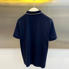 阿玛尼、2026春夏新品男士短袖POLO衫,以经典纯色为主,沉稳大气又不失时尚感,轻松适配商务、休闲等多重场合。领口与袖 阿玛尼、2026春夏新品男士短袖POLO衫,以经典纯色为主,沉稳大气又不失时尚感,轻松适配商务、休闲等多重场合。领口与袖
