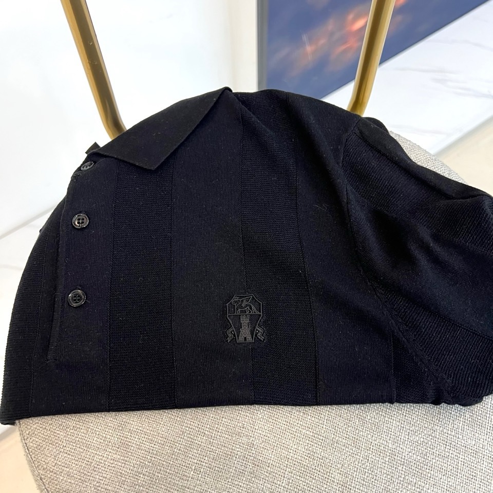 Brunello Cucinelli-BC、2026春夏新品针织短袖Polo衫，以极简美学重塑经典。针织面料交织细密纵向