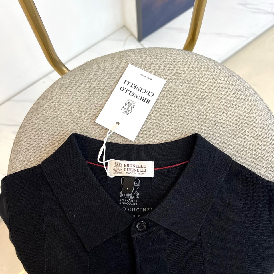 Brunello Cucinelli-BC、2026春夏新品针织短袖Polo衫，以极简美学重塑经典。针织面料交织细密纵向