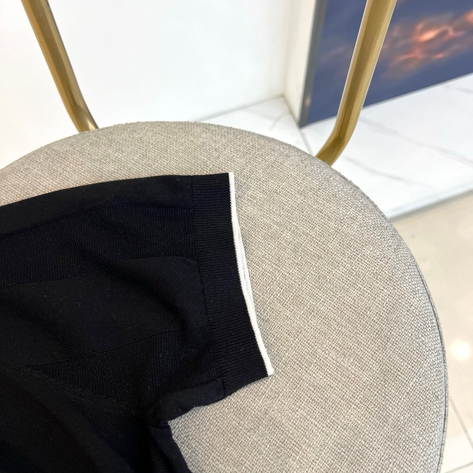 Brunello Cucinelli-BC、2026春夏新品针织短袖Polo衫，以极简美学重塑经典。针织面料交织细密纵向