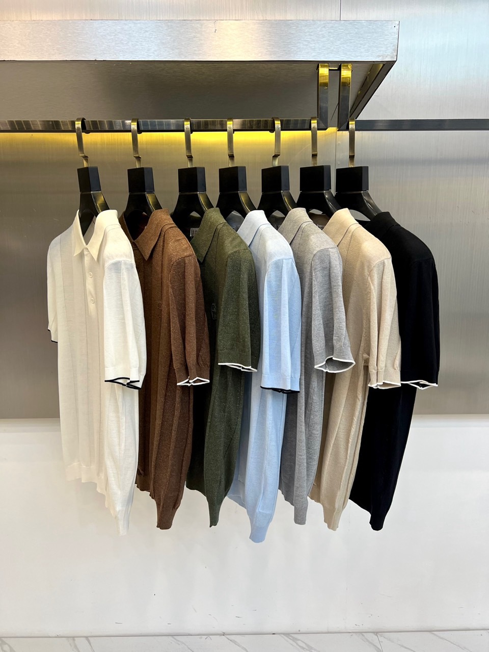 Brunello Cucinelli-BC、2026春夏新品针织短袖Polo衫，以极简美学重塑经典。针织面料交织细密纵向