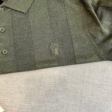 Brunello Cucinelli-BC、2026春夏新品针织短袖Polo衫,以极简美学重塑经典。针织面料交织细密纵向 Brunello Cucinelli-BC、2026春夏新品针织短袖Polo衫,以极简美学重塑经典。针织面料交织细密纵向