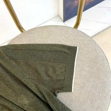 Brunello Cucinelli-BC、2026春夏新品针织短袖Polo衫,以极简美学重塑经典。针织面料交织细密纵向 Brunello Cucinelli-BC、2026春夏新品针织短袖Polo衫,以极简美学重塑经典。针织面料交织细密纵向