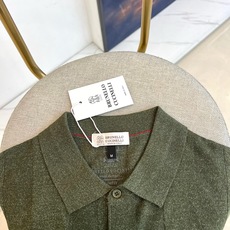 Brunello Cucinelli-BC、2026春夏新品针织短袖Polo衫,以极简美学重塑经典。针织面料交织细密纵向 Brunello Cucinelli-BC、2026春夏新品针织短袖Polo衫,以极简美学重塑经典。针织面料交织细密纵向