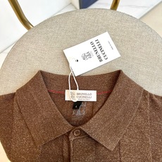 Brunello Cucinelli-BC、2026春夏新品针织短袖Polo衫,以极简美学重塑经典。针织面料交织细密纵向 Brunello Cucinelli-BC、2026春夏新品针织短袖Polo衫,以极简美学重塑经典。针织面料交织细密纵向