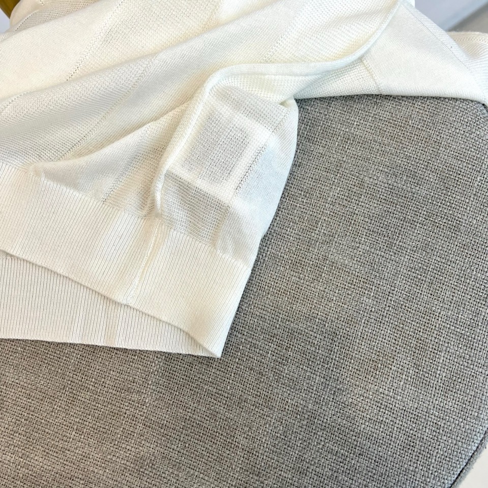 Brunello Cucinelli-BC、2026春夏新品针织短袖Polo衫，以极简美学重塑经典。针织面料交织细密纵向