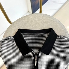 Loro Piana诺悠翩雅、2026春夏新品针织Polo衫,以意式轻奢美学重塑经典,半拉链翻领设计打破传统纽扣桎梏,兼 Loro Piana诺悠翩雅、2026春夏新品针织Polo衫,以意式轻奢美学重塑经典,半拉链翻领设计打破传统纽扣桎梏,兼