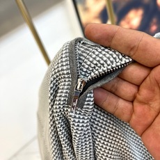 Loro Piana诺悠翩雅、2026春夏新品针织Polo衫,以意式轻奢美学重塑经典,半拉链翻领设计打破传统纽扣桎梏,兼 Loro Piana诺悠翩雅、2026春夏新品针织Polo衫,以意式轻奢美学重塑经典,半拉链翻领设计打破传统纽扣桎梏,兼