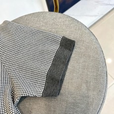 Loro Piana诺悠翩雅、2026春夏新品针织Polo衫,以意式轻奢美学重塑经典,半拉链翻领设计打破传统纽扣桎梏,兼 Loro Piana诺悠翩雅、2026春夏新品针织Polo衫,以意式轻奢美学重塑经典,半拉链翻领设计打破传统纽扣桎梏,兼