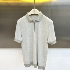 Loro Piana诺悠翩雅、2026春夏新品针织Polo衫,以意式轻奢美学重塑经典,半拉链翻领设计打破传统纽扣桎梏,兼 Loro Piana诺悠翩雅、2026春夏新品针织Polo衫,以意式轻奢美学重塑经典,半拉链翻领设计打破传统纽扣桎梏,兼