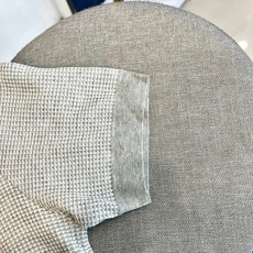Loro Piana诺悠翩雅、2026春夏新品针织Polo衫,以意式轻奢美学重塑经典,半拉链翻领设计打破传统纽扣桎梏,兼 Loro Piana诺悠翩雅、2026春夏新品针织Polo衫,以意式轻奢美学重塑经典,半拉链翻领设计打破传统纽扣桎梏,兼