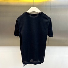Loro Piana诺悠翩雅、2026春夏新品短袖T恤,以简约高级的设计诠释都市轻奢风。经典圆领版型修饰颈部线条,肩部暗 Loro Piana诺悠翩雅、2026春夏新品短袖T恤,以简约高级的设计诠释都市轻奢风。经典圆领版型修饰颈部线条,肩部暗
