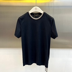 Loro Piana诺悠翩雅、2026春夏新品短袖T恤,以简约高级的设计诠释都市轻奢风。经典圆领版型修饰颈部线条,肩部暗 Loro Piana诺悠翩雅、2026春夏新品短袖T恤,以简约高级的设计诠释都市轻奢风。经典圆领版型修饰颈部线条,肩部暗