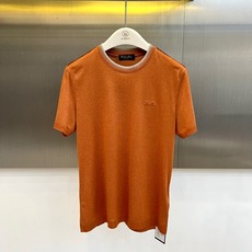 Loro Piana诺悠翩雅、2026春夏新品短袖T恤,以简约高级的设计诠释都市轻奢风。经典圆领版型修饰颈部线条,肩部暗 Loro Piana诺悠翩雅、2026春夏新品短袖T恤,以简约高级的设计诠释都市轻奢风。经典圆领版型修饰颈部线条,肩部暗