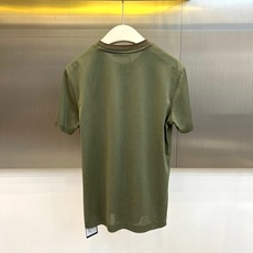 Loro Piana诺悠翩雅、2026春夏新品短袖T恤,以简约高级的设计诠释都市轻奢风。经典圆领版型修饰颈部线条,肩部暗 Loro Piana诺悠翩雅、2026春夏新品短袖T恤,以简约高级的设计诠释都市轻奢风。经典圆领版型修饰颈部线条,肩部暗