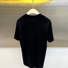 Loro Piana诺悠翩雅、2026春夏新品短袖T恤,以极简美学重塑基础款型,纯色调干净纯粹,圆领设计贴合颈部线条,宽 Loro Piana诺悠翩雅、2026春夏新品短袖T恤,以极简美学重塑基础款型,纯色调干净纯粹,圆领设计贴合颈部线条,宽