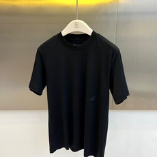 Loro Piana诺悠翩雅、2026春夏新品短袖T恤,以极简美学重塑基础款型,纯色调干净纯粹,圆领设计贴合颈部线条,宽 Loro Piana诺悠翩雅、2026春夏新品短袖T恤,以极简美学重塑基础款型,纯色调干净纯粹,圆领设计贴合颈部线条,宽