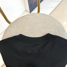 Loro Piana诺悠翩雅、2026春夏新品短袖T恤,以极简美学重塑基础款型,纯色调干净纯粹,圆领设计贴合颈部线条,宽 Loro Piana诺悠翩雅、2026春夏新品短袖T恤,以极简美学重塑基础款型,纯色调干净纯粹,圆领设计贴合颈部线条,宽