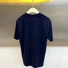 Loro Piana诺悠翩雅、2026春夏新品短袖T恤,以极简美学重塑基础款型,纯色调干净纯粹,圆领设计贴合颈部线条,宽 Loro Piana诺悠翩雅、2026春夏新品短袖T恤,以极简美学重塑基础款型,纯色调干净纯粹,圆领设计贴合颈部线条,宽