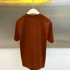 Loro Piana诺悠翩雅、2026春夏新品短袖T恤,以极简美学重塑基础款型,纯色调干净纯粹,圆领设计贴合颈部线条,宽 Loro Piana诺悠翩雅、2026春夏新品短袖T恤,以极简美学重塑基础款型,纯色调干净纯粹,圆领设计贴合颈部线条,宽