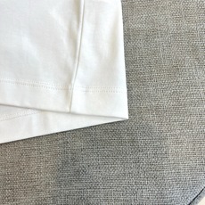 Loro Piana诺悠翩雅、2026春夏新品短袖T恤,以极简美学重塑基础款型,纯色调干净纯粹,圆领设计贴合颈部线条,宽 Loro Piana诺悠翩雅、2026春夏新品短袖T恤,以极简美学重塑基础款型,纯色调干净纯粹,圆领设计贴合颈部线条,宽