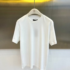 Loro Piana诺悠翩雅、2026春夏新品短袖T恤,以极简美学重塑基础款型,纯色调干净纯粹,圆领设计贴合颈部线条,宽 Loro Piana诺悠翩雅、2026春夏新品短袖T恤,以极简美学重塑基础款型,纯色调干净纯粹,圆领设计贴合颈部线条,宽