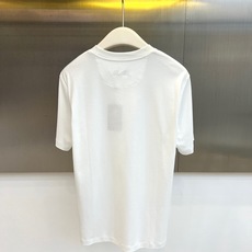 Loro Piana诺悠翩雅、2026春夏新品短袖T恤,以极简美学重塑基础款型,纯色调干净纯粹,圆领设计贴合颈部线条,宽 Loro Piana诺悠翩雅、2026春夏新品短袖T恤,以极简美学重塑基础款型,纯色调干净纯粹,圆领设计贴合颈部线条,宽