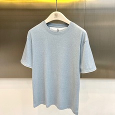 Brunello Cucinelli-BC,2026春夏新品短袖T恤,以利落圆领搭配微阔宽松版型,巧妙营造出随性松弛的视 Brunello Cucinelli-BC,2026春夏新品短袖T恤,以利落圆领搭配微阔宽松版型,巧妙营造出随性松弛的视