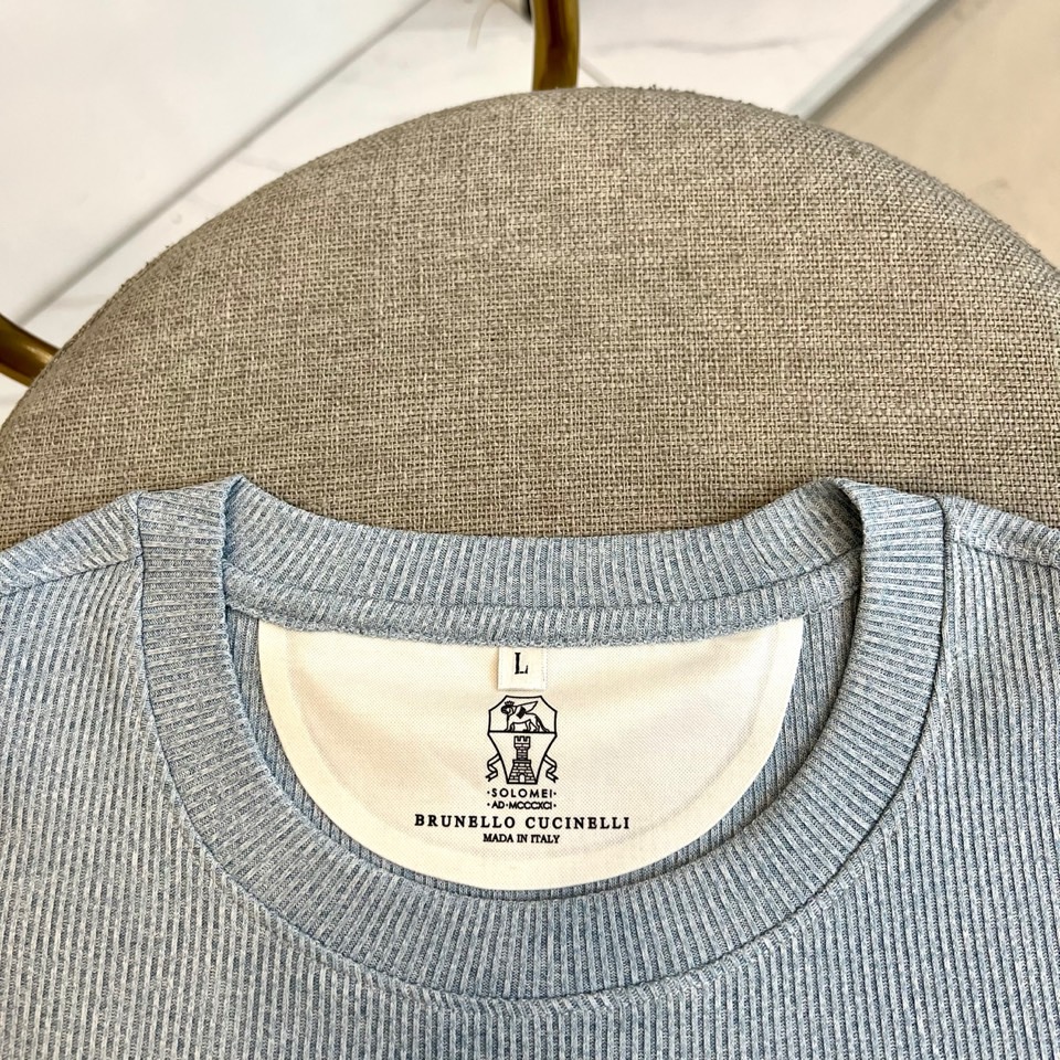 Brunello Cucinelli-BC，2026春夏新品短袖T恤，以利落圆领搭配微阔宽松版型，巧妙营造出随性松弛的视