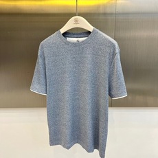 Brunello Cucinelli-BC,2026春夏新品短袖T恤,以利落圆领搭配微阔宽松版型,巧妙营造出随性松弛的视 Brunello Cucinelli-BC,2026春夏新品短袖T恤,以利落圆领搭配微阔宽松版型,巧妙营造出随性松弛的视