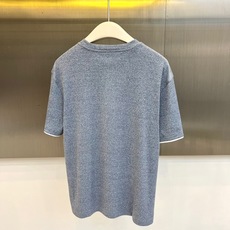 Brunello Cucinelli-BC,2026春夏新品短袖T恤,以利落圆领搭配微阔宽松版型,巧妙营造出随性松弛的视 Brunello Cucinelli-BC,2026春夏新品短袖T恤,以利落圆领搭配微阔宽松版型,巧妙营造出随性松弛的视